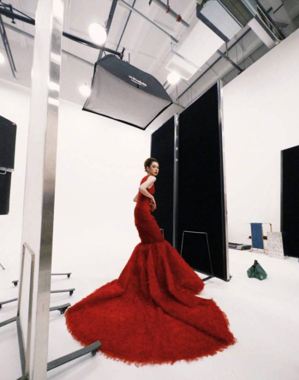 配资炒股配资优秀 戚薇身穿一袭红裙冷艳霸气 举手投足见妩媚动人