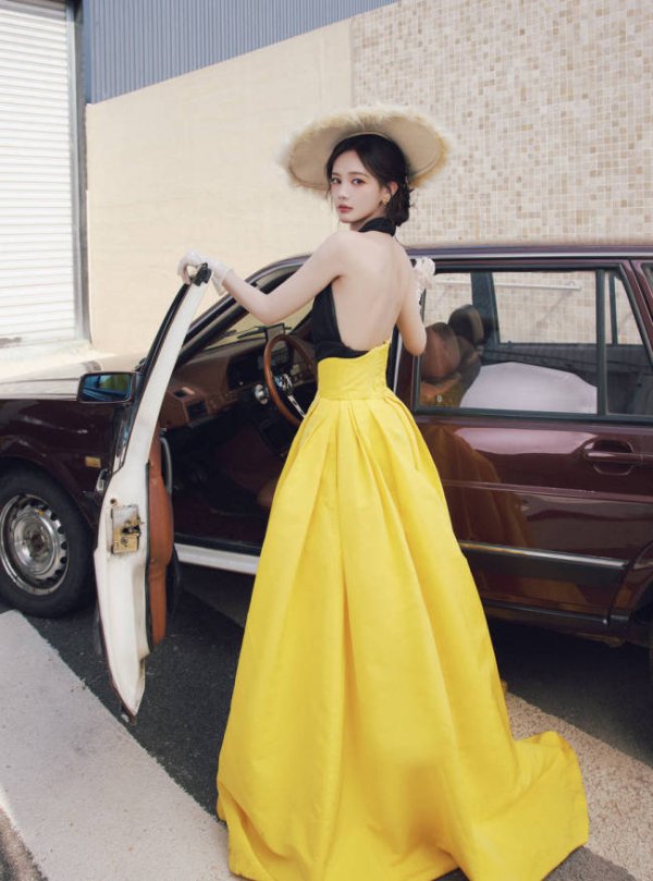 上海股指配资 李一桐身着露背长裙 美背线条流畅又甜美又性感