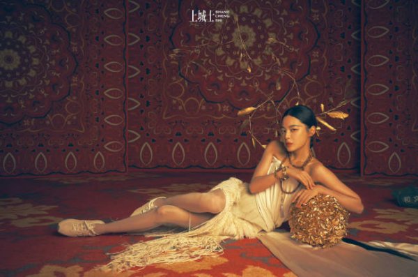 提供炒股配资开户 辛芷蕾化身异域神女风情万种 漫步敦煌别样生姿