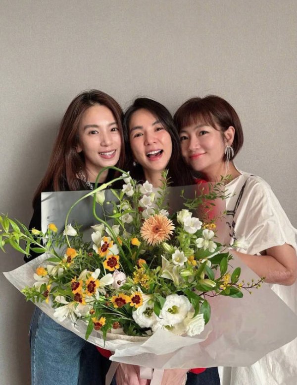 配点网股票配资网址 SHE久违合体为Ella庆生 二十余年情谊永不消散